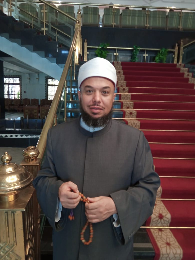 الأستاذ حاتم حسين